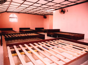 6 man room with 6 beds